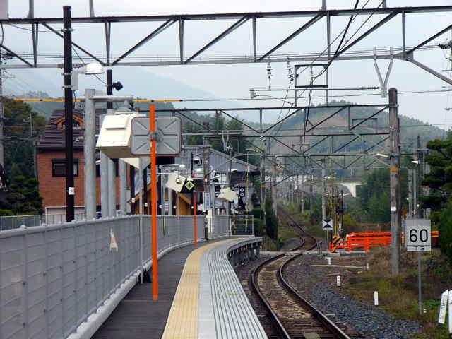 北宇智駅新ホームからスイッチバックのほうを見る